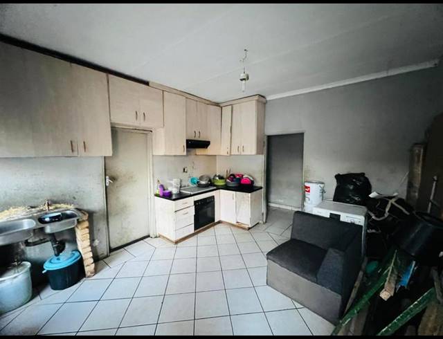 12 BEDROOM HOUSE FOR SALE IN LEACHVILLE EXT 3